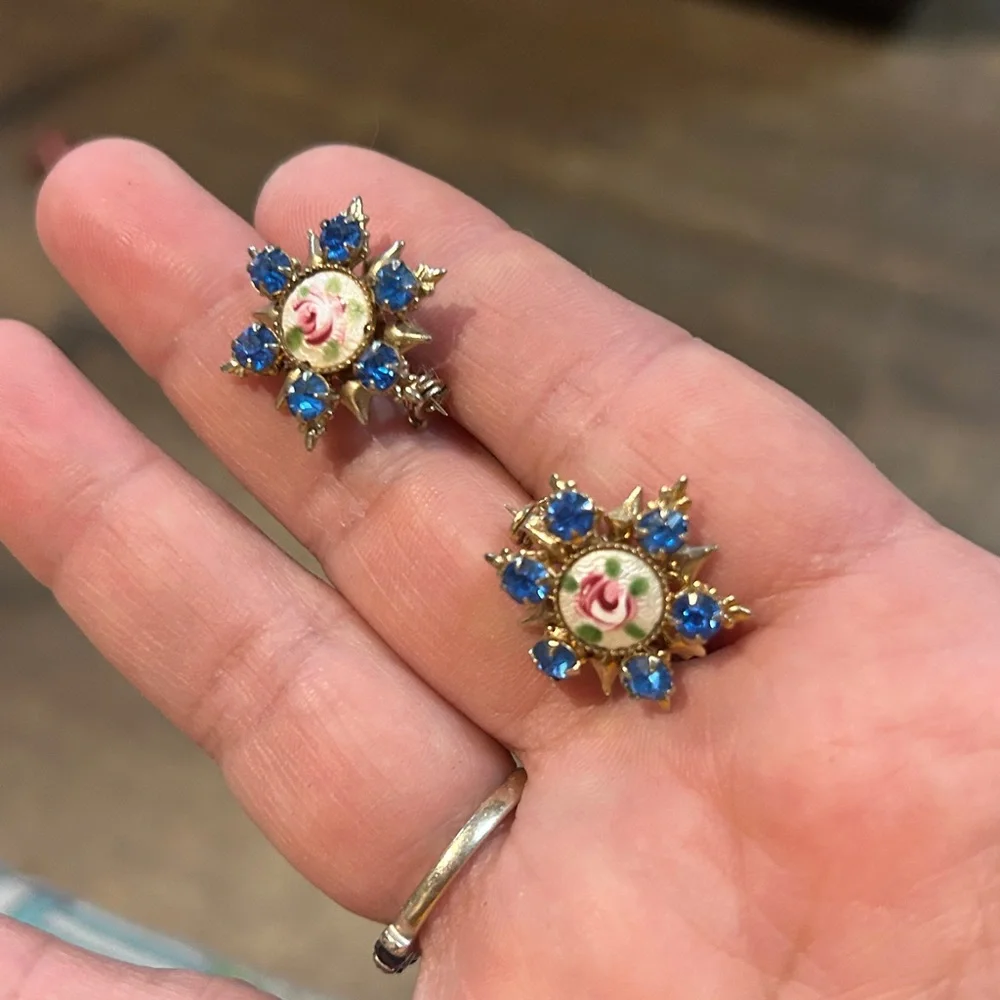 Vintage 1950's‎ Guilloche Pink Rose Brooch Blue Rhinestones Set of 2 - Picture 4 of 7